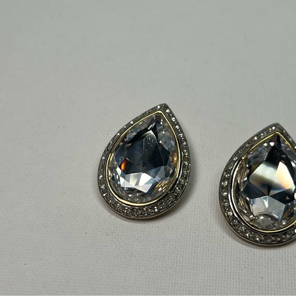 Vintage Les Bernard Signed Gold Tone Clear Rhinestone/Crystal Clip On Earrings - Picture 4 of 11